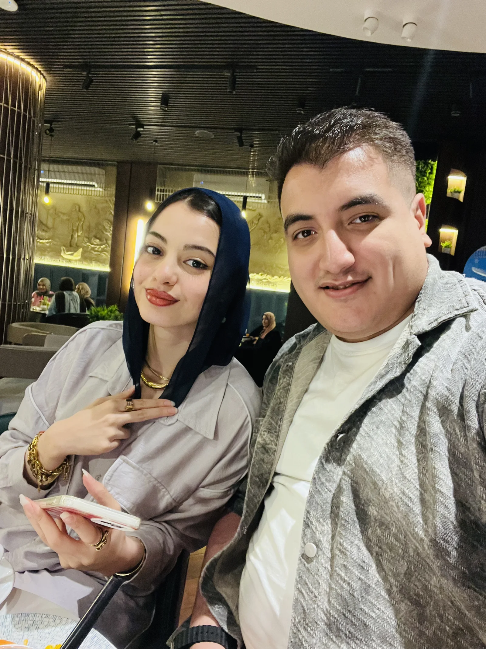 لحظة قريبة لنا